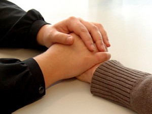Menschen mit Demenz, Zwei Hände halten eine andere Hand