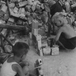 Kinder spielen zwischen Trümmern 1945