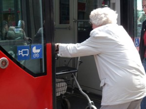Alte Frau steigt in Straßenbahn