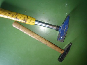 Nachbarschaftshilfe, zwei Hammer