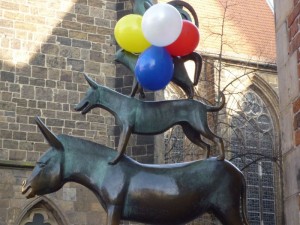 Die Stadtmusikanten mit Luftballons geschmückt