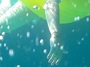 Hand und Bein unter Wasser