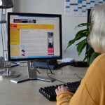 Lesbarkeit von Internetseiten, Frau vor einem Monitor