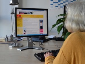Digitalisierung, Lesbarkeit von Internetseiten, Frau vor einem Monitor