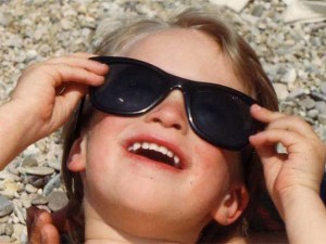 Kind mit Sonnenbrille