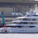 Luxus-Yacht vor der Lürssen-Werft