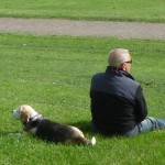Mann mit Hund auf einer Wiese