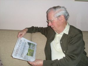 Mann mit Zeitung