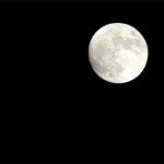 Mond vor schwarzem Nachthimmel