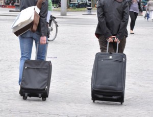 Zwei Personen mit Koffer
