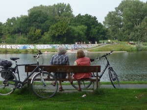 Senioren auf einer Parkbank