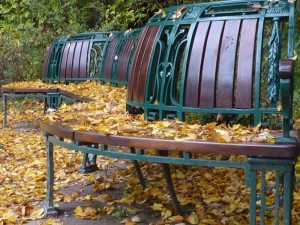Parkbank im Jugendstil mit Herbstblättern