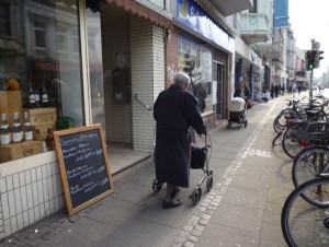 Versorgungsinfrastruktur in Bremer Stadtteilen, Altersarmut, alte Frau mit Rollator