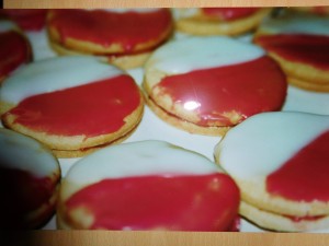 Kekse mit roter und weißer Glasur