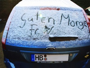 Autoscheibe mit Schrift im Schnee