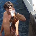 Mann mit Oktopus am Haken