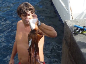 Mann mit Oktopus am Haken