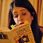 Lesende Frau mit Buch