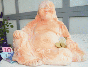 Buddafigur mit Geldstücken und Geldscheinen