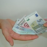 In eine offene Hand werden Geldscheine gezählt