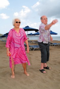 Mann und Frau spielen Boule am Strand