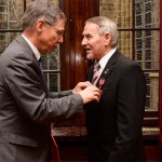 Bürgermeister Dr. Carsten Sieling überreicht das Bundesverdienstkreuz an Hans-Rainer Schiller