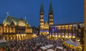 Musikfest Bremen Der erleuchtete Marktplatz mit Menschenmassen