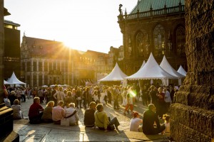 Musikfest Bremen Menschen sitzen in der Abendsonne auf den Domtreppen