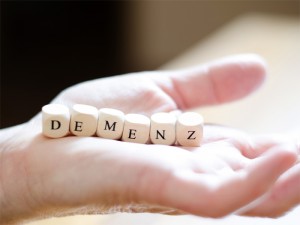 Demenzkranke, Demenzpatienten Die Buchstaben " Demenz " in einer Hand