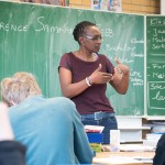 Klasse-Frauen: Eine junge Frau spricht vor einer Schulklasse