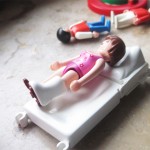 Playmobil-Figur mit Gipsbein