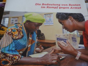 Titelbild der Broschüre "Die Bedeutung von Renten im Kampf gegen Armut" (c) Helpage