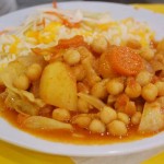 Teller mit indischen Curry-Gericht