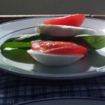 Teller mit Tomate, Mozzarella und Basilikum