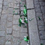 Müll und Flaschenscherben im Rinnstein