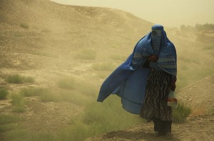 Frau mit Burka im Sandsturm