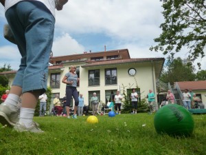 Bewegungstag für ältere Menschen, Personen beim Sport auf dem Rasen