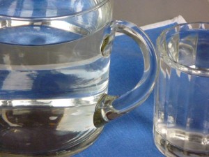 Karaffe und Glas mit Trinkwasser
