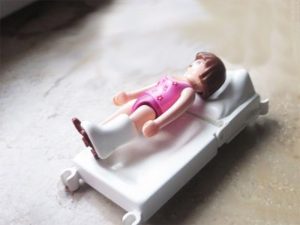 Krankenhaus, Playmobil-Figur mit Gipsbein