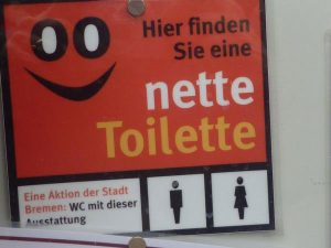 Keine Toilette ? Schild mit der Aufschrift: Nette Toilette