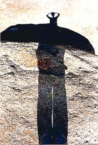 Schatten einer Frau auf hellem Sand