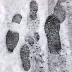 Fußabdrücke im Schnee