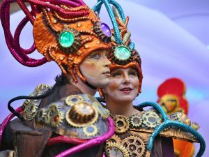 Bremer Karneval, Zwei Frauen mit buntem Kopfschmuck