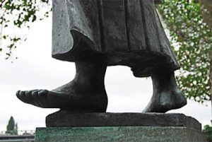 Der Rufer, Füße einer Skulptur