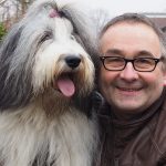 Trudi besucht demenzkranke Menschen, Mann mit Hund