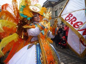 Karneval Frau in buntem Samba-Kostüm
