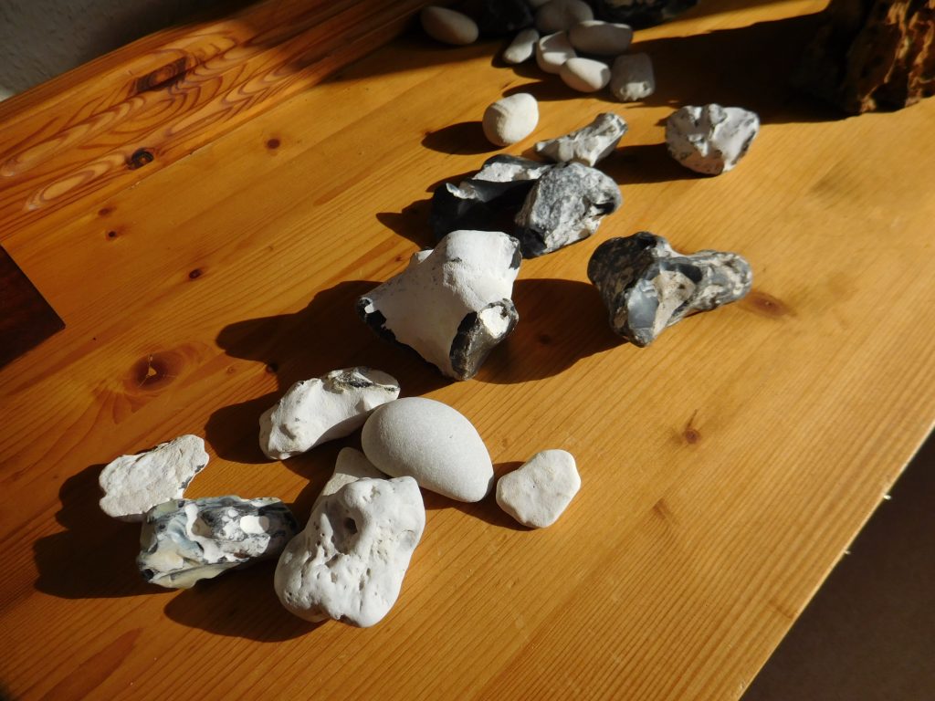 Steine auf einem Tisch ausgebreitet