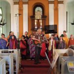 Gospel-Gottesdienst, Singende Menschen in einer Kirche