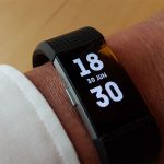 Gesundheit per App, moderne Elektronik, Chronometer-Armband an einer Hand