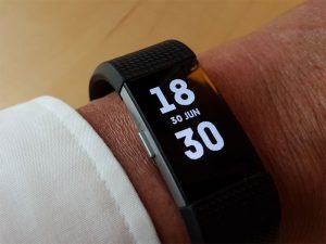 Gesundheit per App, moderne Elektronik, Chronometer-Armband an einer Hand